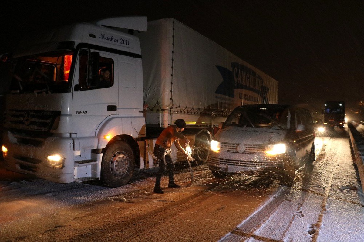 Sivas\'ta kar yağışı sürücülere zor anlar yaşattı