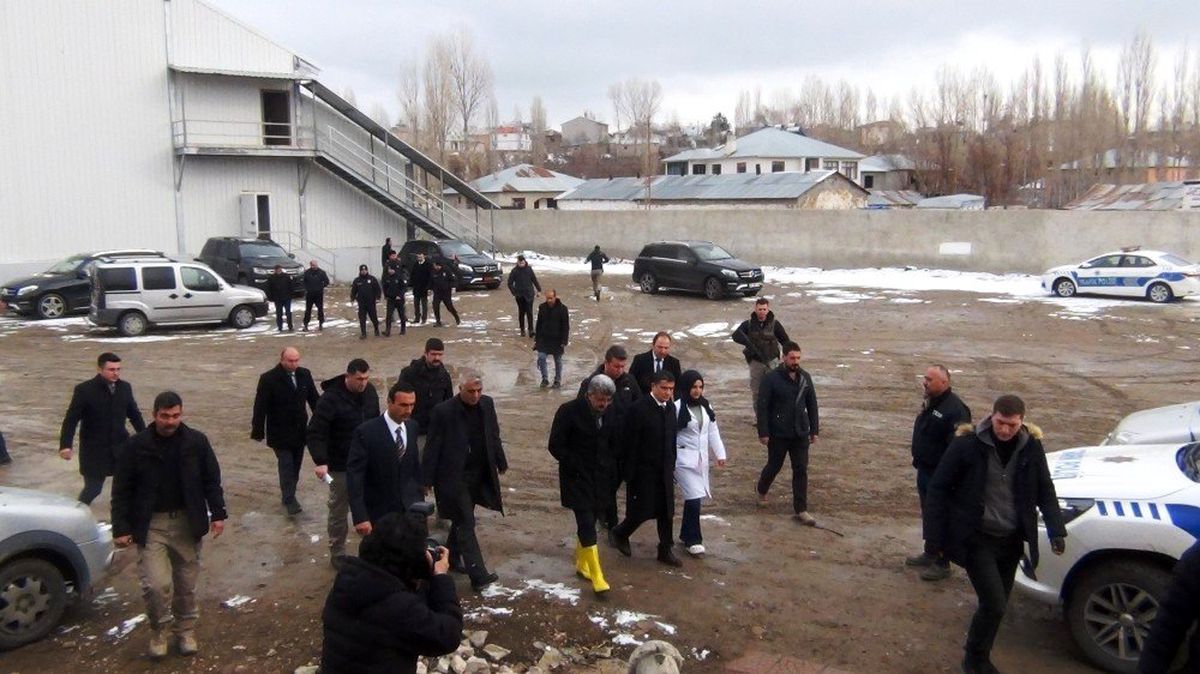 Van Valisi Bilmez, Erciş Hayvan Kesim Merkezi\'nde incelemelerde bulundu