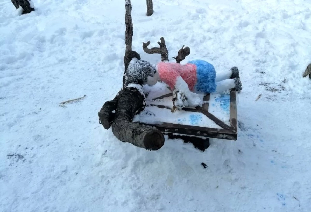 Vanlı çocuklar, Aylan bebeğin kardan heykelini yaptı
