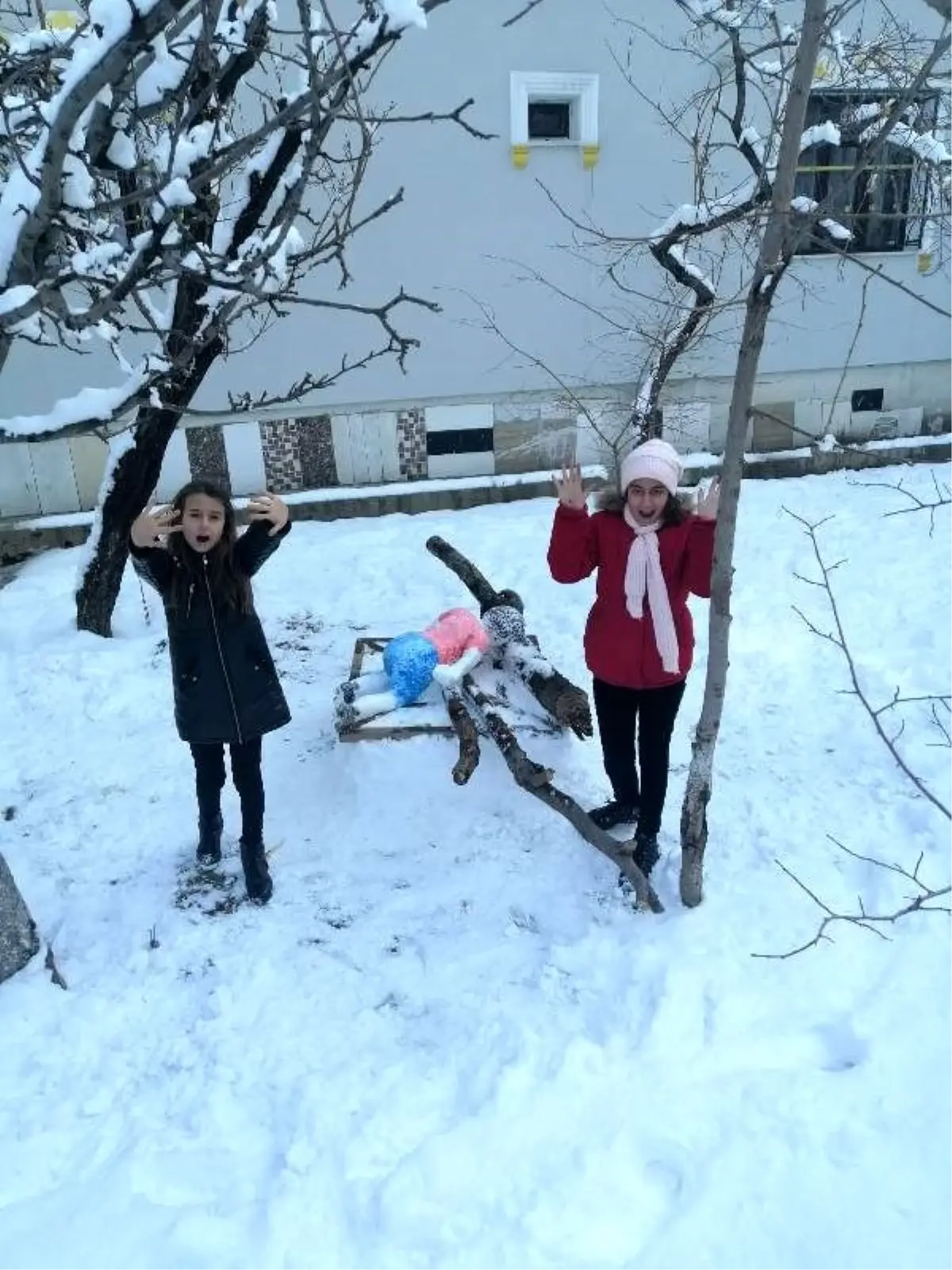 Vanlı kuzenler, Aylan bebeğin kardan heykelini yaptı