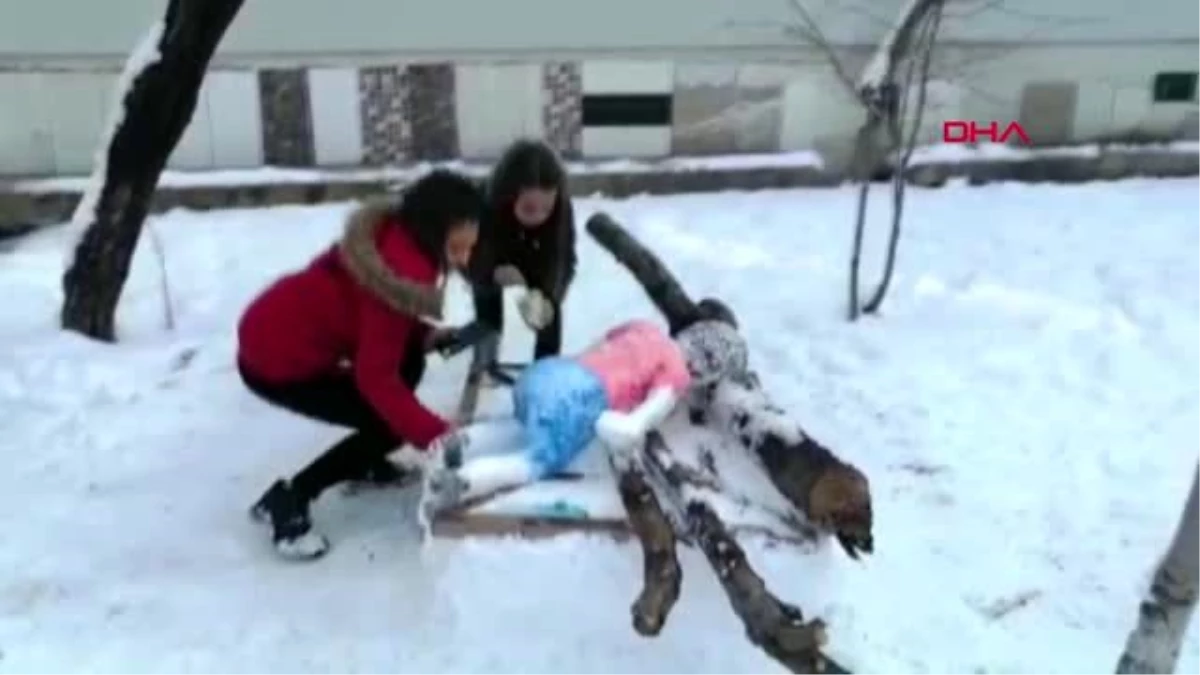 Vanlı kuzenler, aylan bebeğin kardan heykelini yaptı