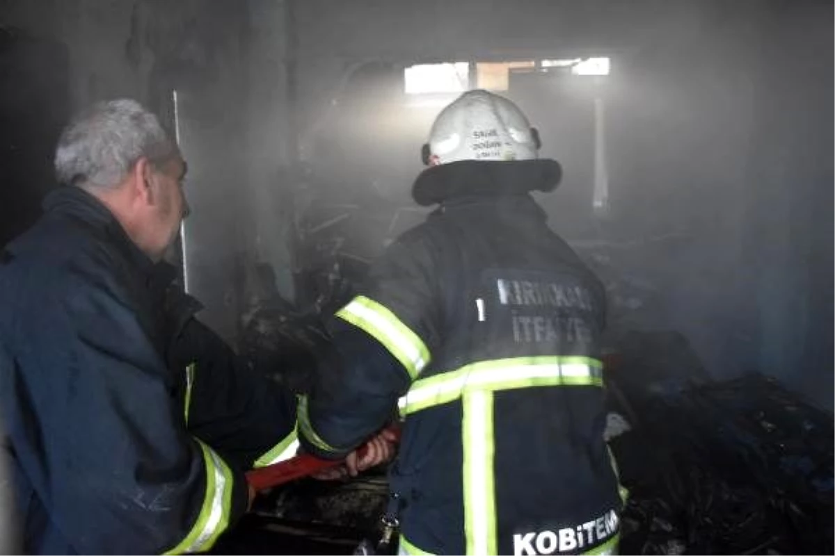 Yangın çıkan binanın en üst katında mahsur kalan 3 kişi kurtarıldı