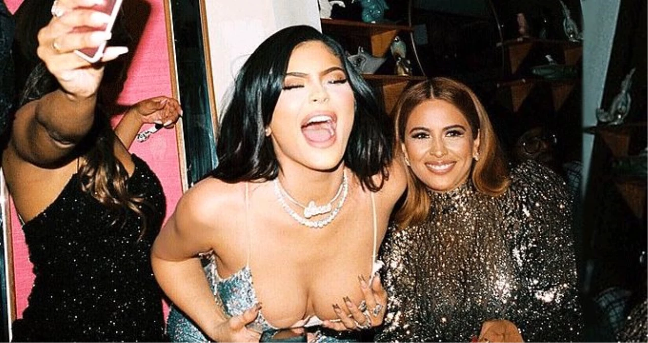 Yılbaşı partisinde alkolü fazla kaçıran Kylie Jenner, göğüs dekoltesini elleriyle kapattı
