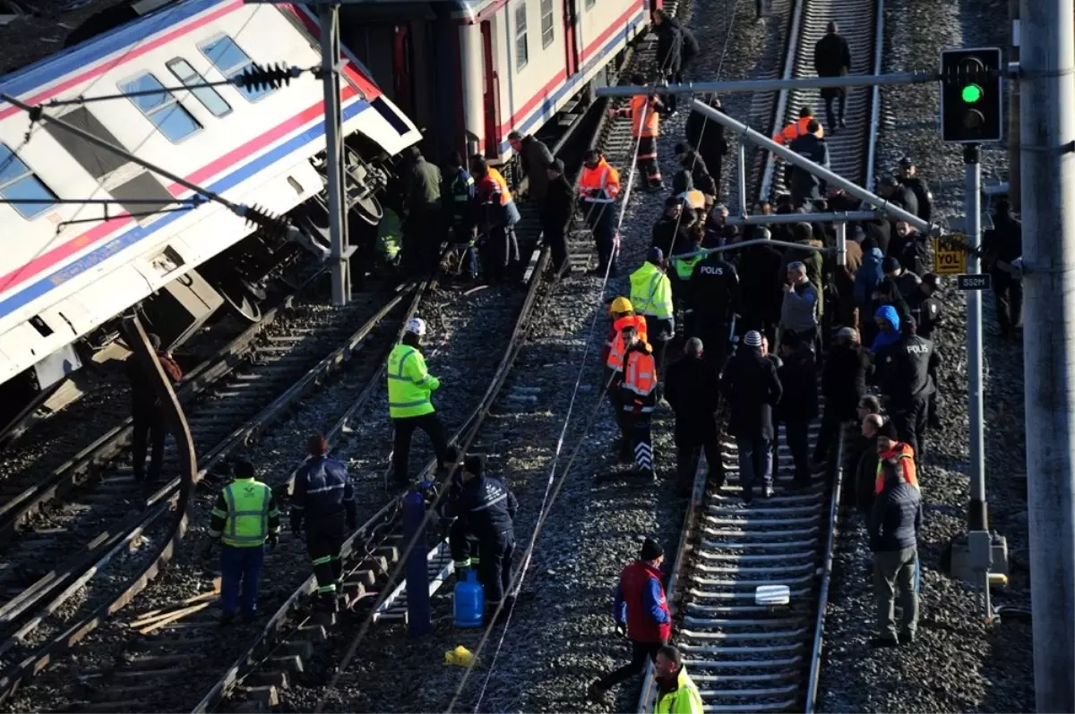 Yolcu treni raydan çıktı