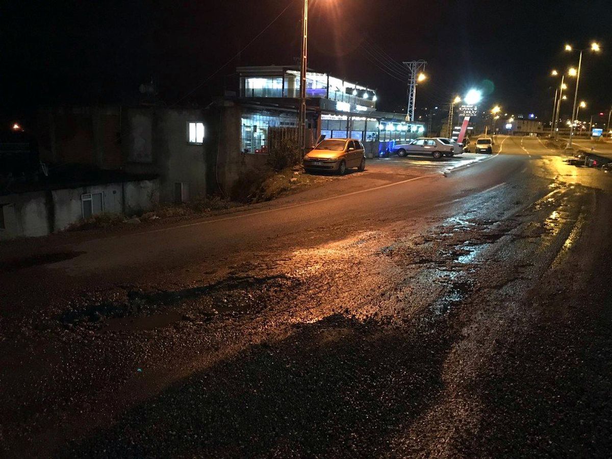 Yolda oluşan çukur araçların lastiklerini patlattı