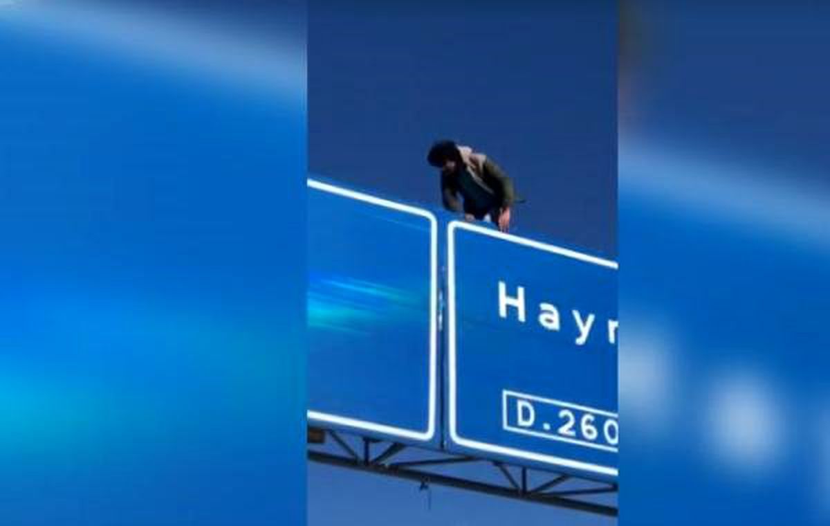 Yön levhasında intihara kalkıştı