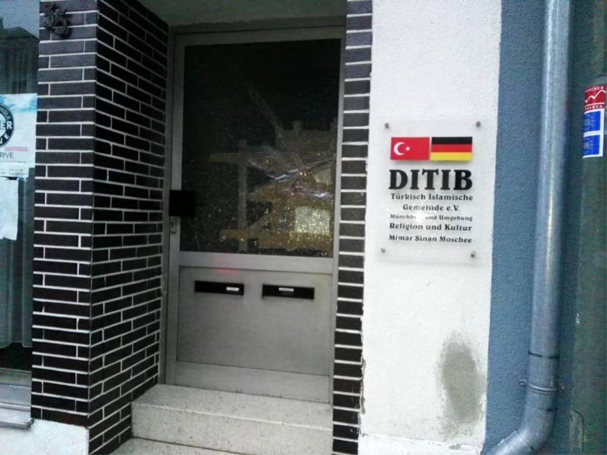Almanya\'da camiye saldırı