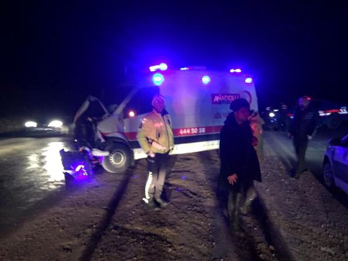 Ambulans duvara çarptı: 1 yaralı