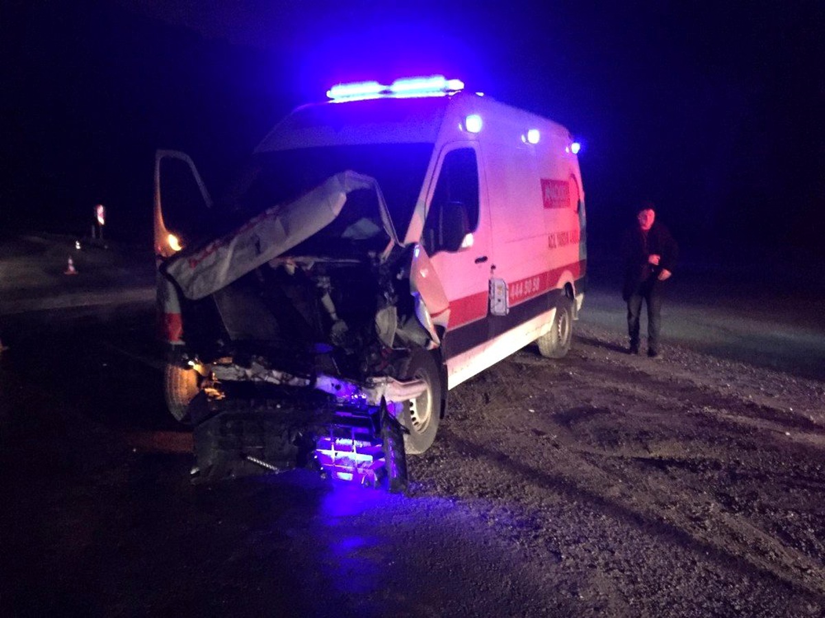 Ambulans istinat duvarına çarptı: 1 yaralı
