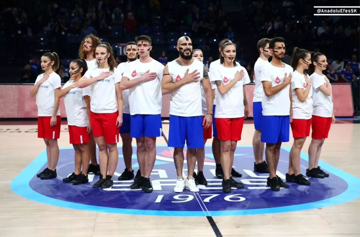 Anadolu Efes\'in maçına \'Kan Kanseri Mücadele Dansı\' damga vurdu