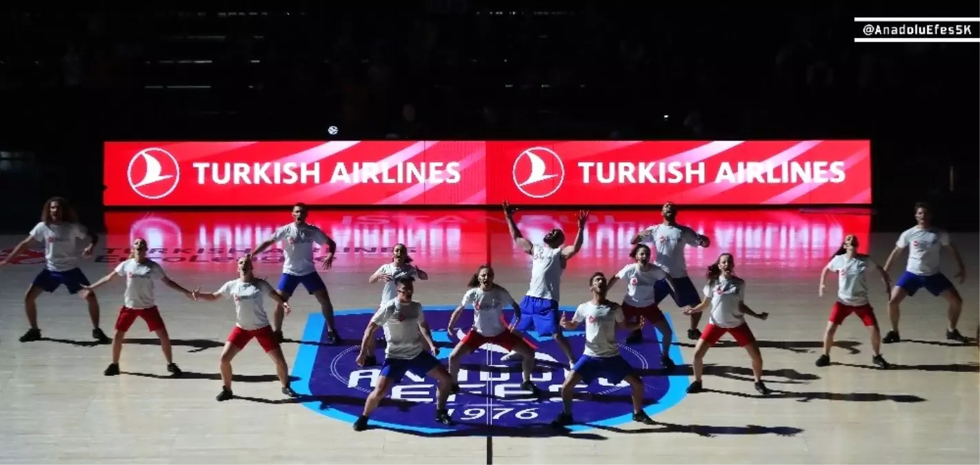 Anadolu Efes\'in maçında gerçekleşen \'Kan Kanseri Mücadele Dansı\' büyük alkış topladı