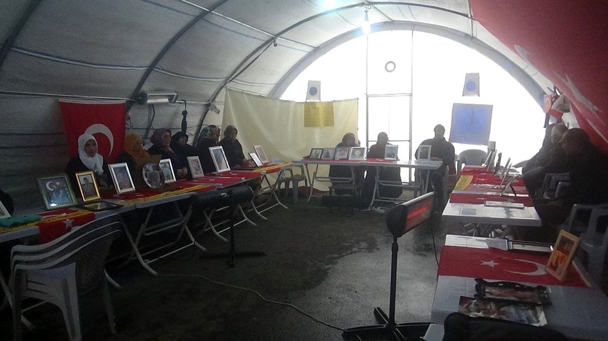 Annelerin HDP önündeki evlat nöbeti 124\'ncü gününde