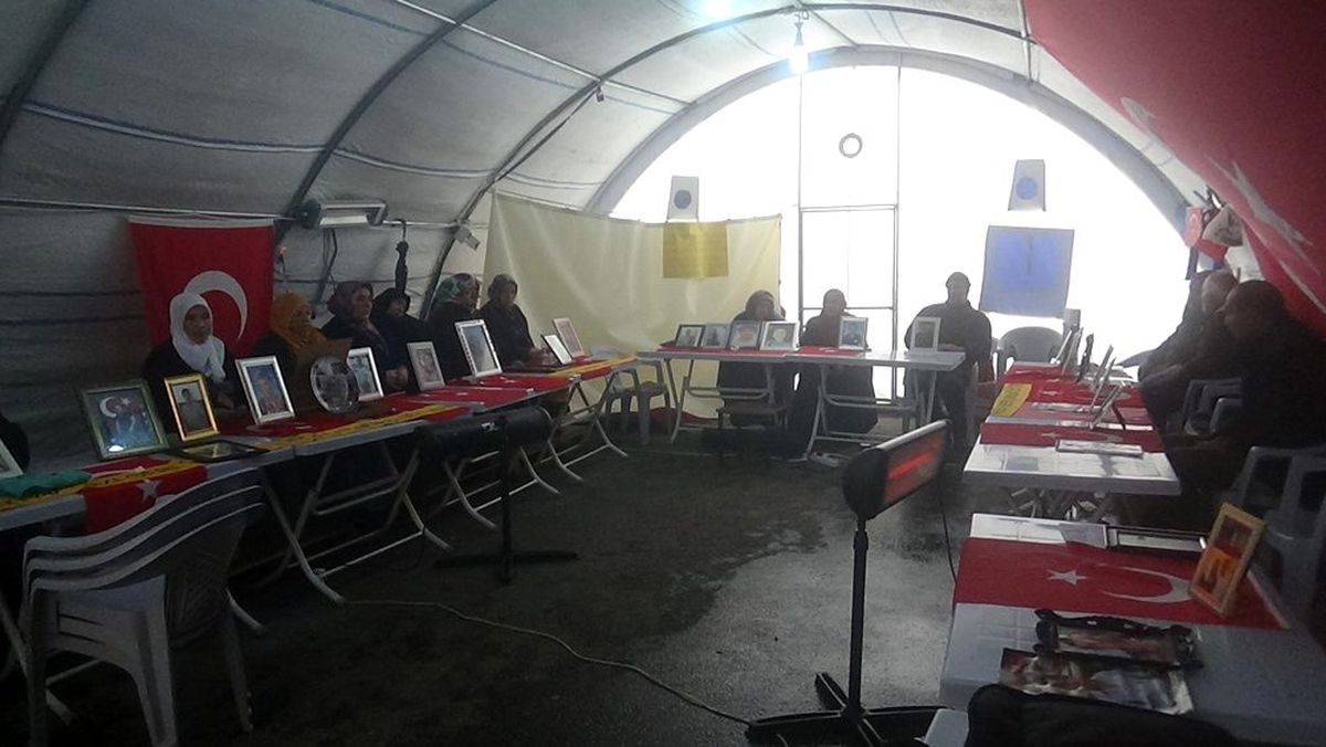 Annelerin HDP önündeki evlat nöbeti 124\'ncü gününde