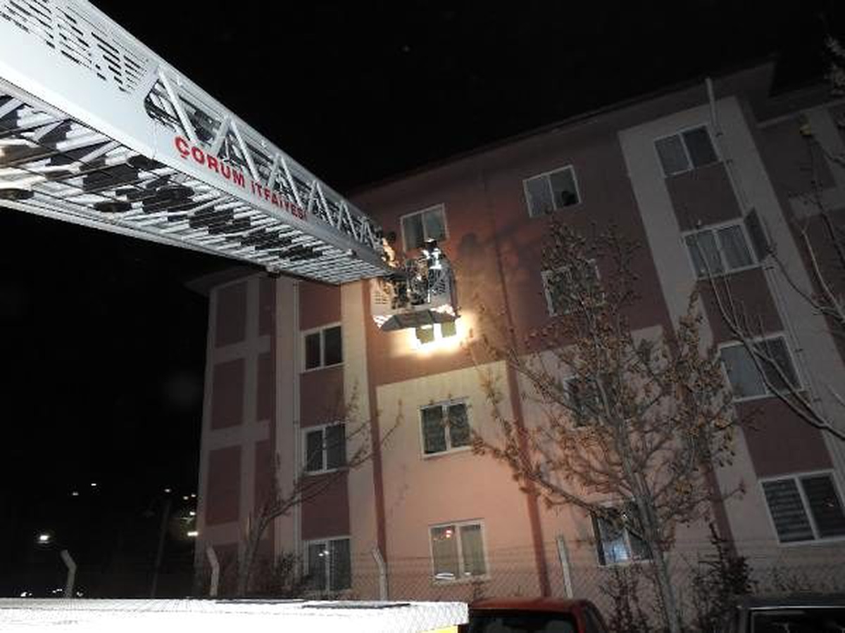 Apartmandaki yangında ölen kişi toprağa verildi, 15 kişi taburcu oldu