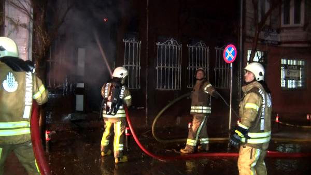 (Bakırköy\'de 2 ahşap bina alev alev yandı