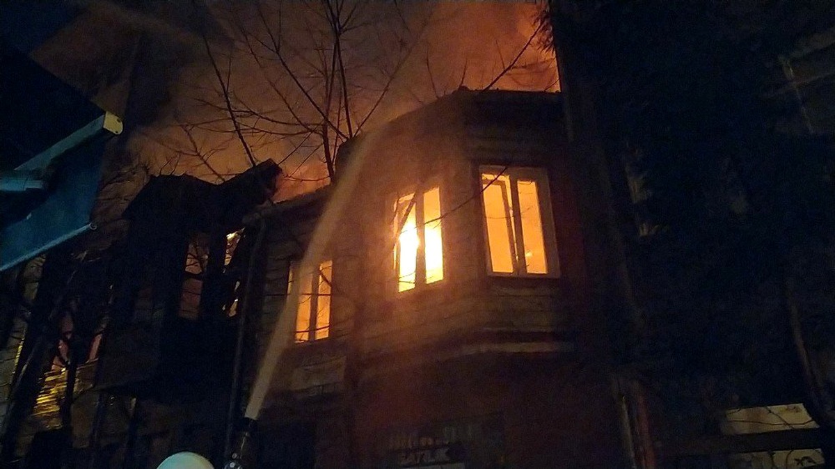 Bakırköy\'de korkutan yangın: Ahşap bina alev alev yandı