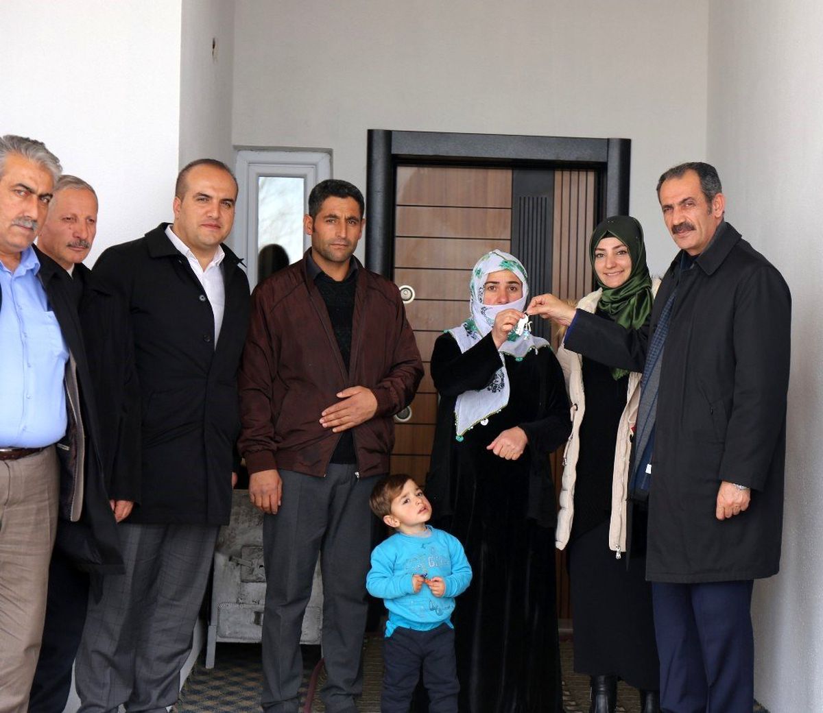 Başkan Tanış, ihtiyaç sahibi ailelere anahtarlarını teslim etti