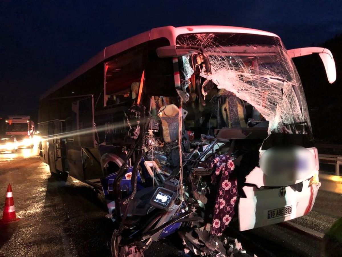 Bilecik\'te otobüs ile tır çarpıştı: 17 yaralı