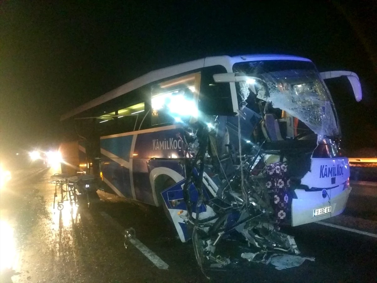 Bilecik\'te yolcu otobüsü ile tır çarpıştı: 11 yaralı