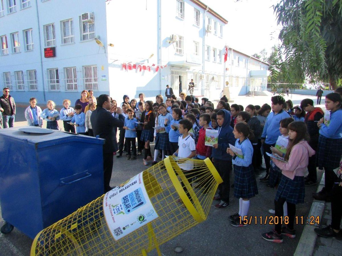 Çiğli Belediyesinden okullara "çevre dostu" hediye