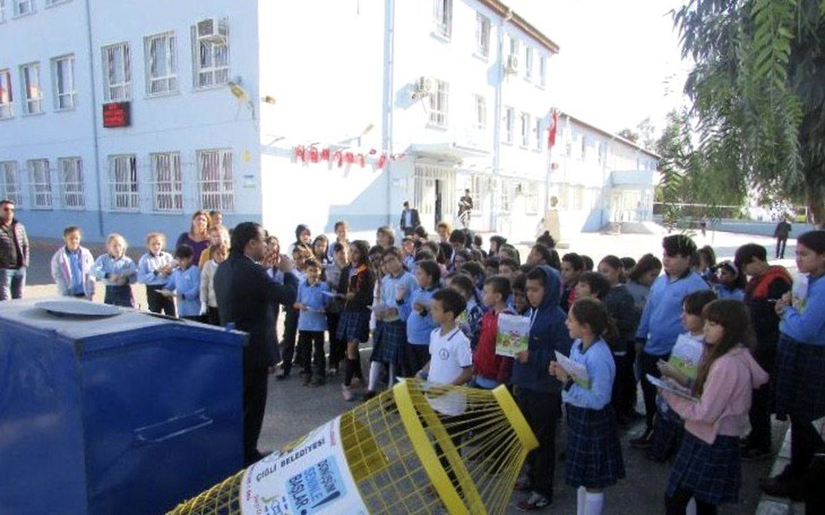 Çiğli Belediyesinden okullara "çevre dostu" hediye