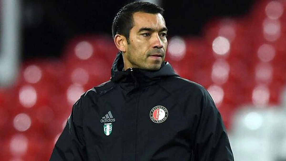 Çin\'in Guangzhou R&F takımında teknik direktörlüğe Van Bronckhorst getirildi