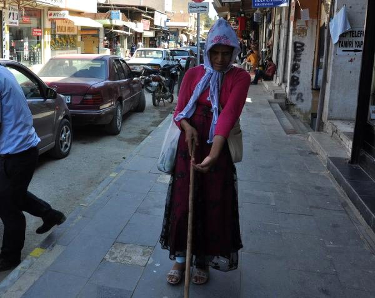 Dilenci kadının 3 evi, 2 iş makinesi olduğu ortaya çıktı