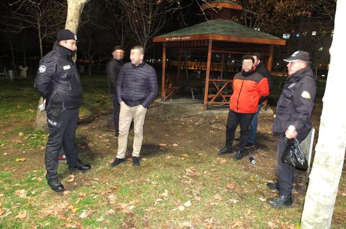 Eğlencesine attıkları işaret fişeği polisi alarma geçirdi