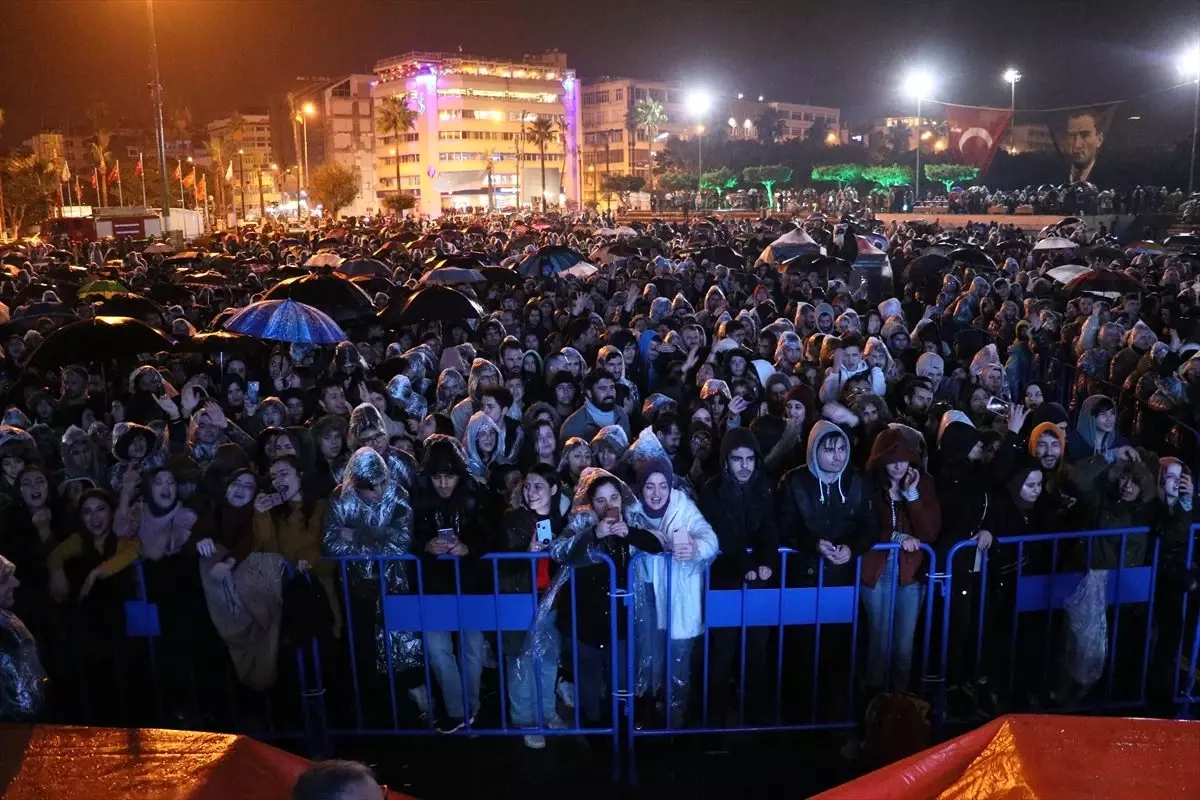 Emre Aydın İskenderun\'da konser verdi