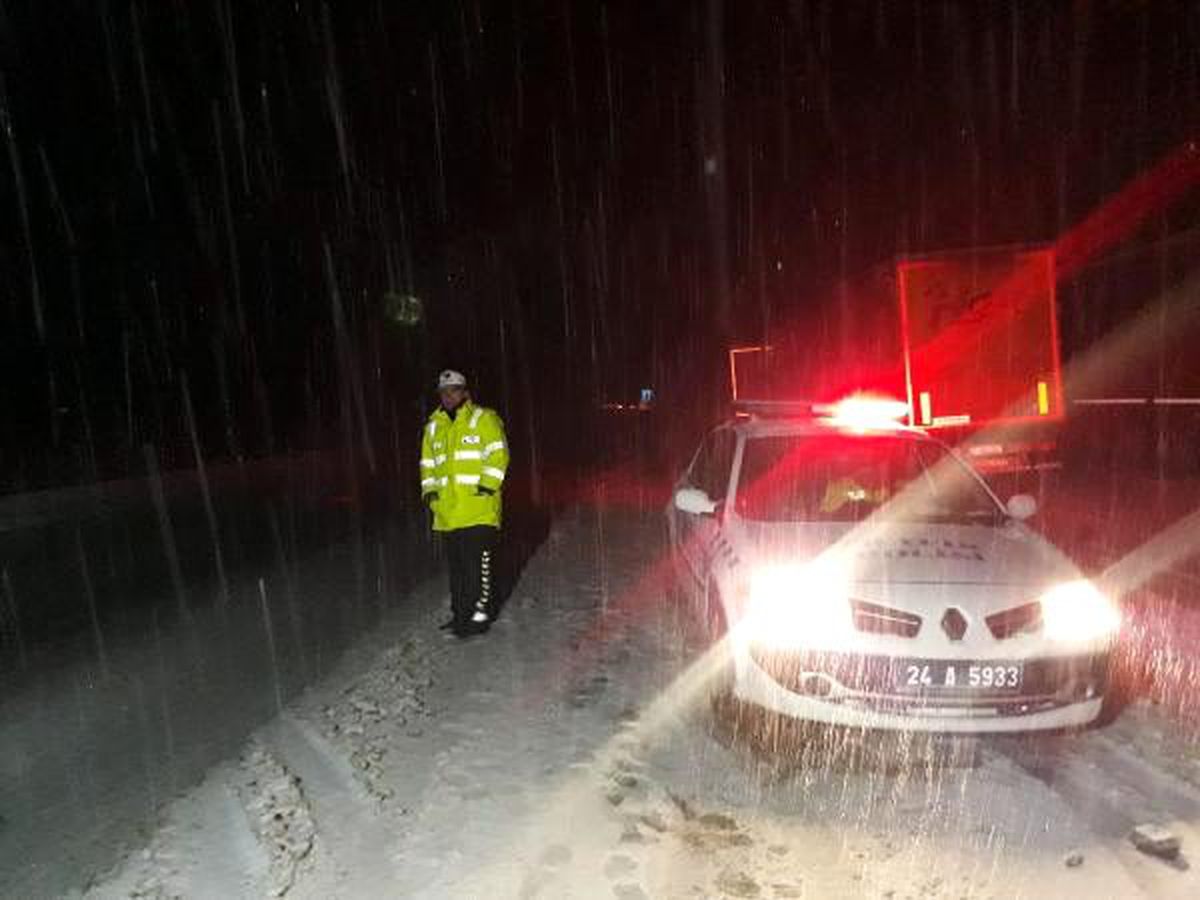 Erzincan\'da kar ve tipi sürücülere zor anlar yaşattı