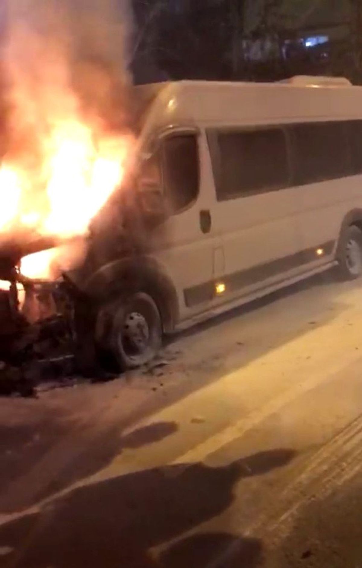 Esenler\'de park halindeki servis minibüsü alev alev yandı