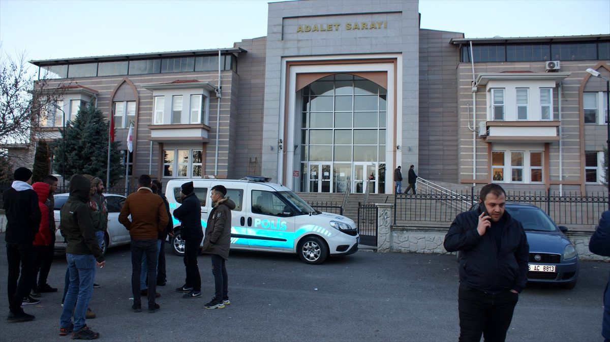 Genç kadını bebeğinin yanında öldürdüğü iddia edilen zanlı tutuklandı