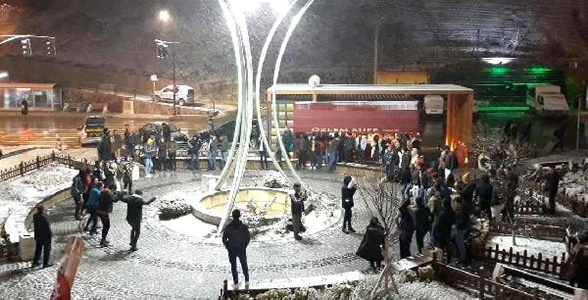Gümüşhane\'de kar altında horon keyfi