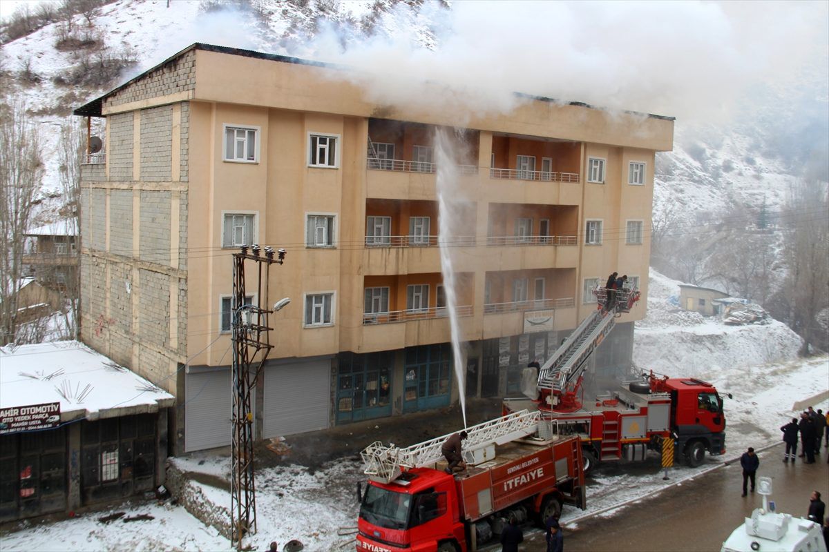 Hakkari\'de ev yangınına TOMA ile itfaiye müdahale etti