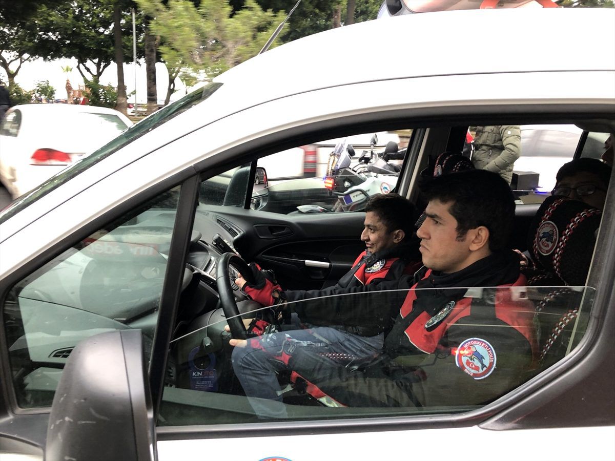Hatay\'da polisler nörofibromatozis hastası kardeşlerin hayalini gerçekleştirdi