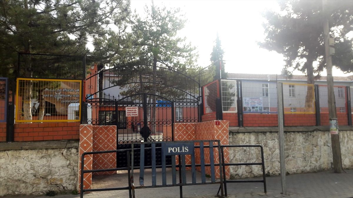 İlkokul öğrencisi soğuk havaya rağmen İstiklal Marşı\'nı tek başına okudu