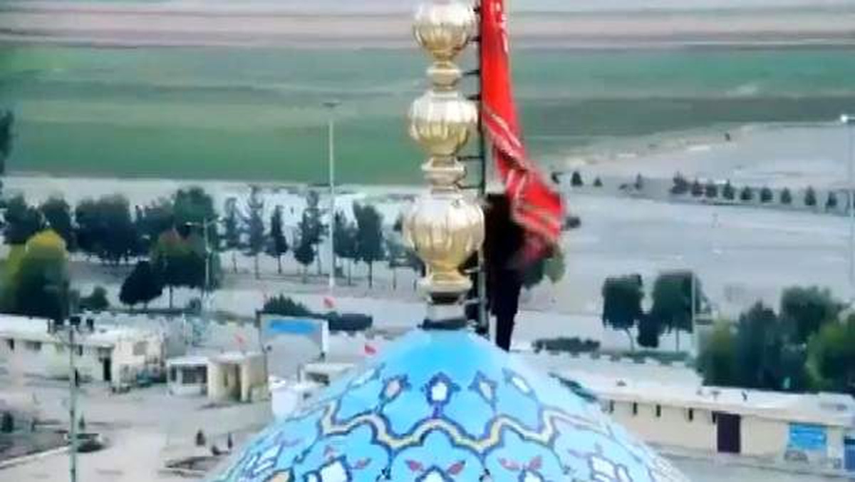 İran\'da bir camiinin kubbesine \'intikamı\' temsil eden kırmızı bayrak çekildi