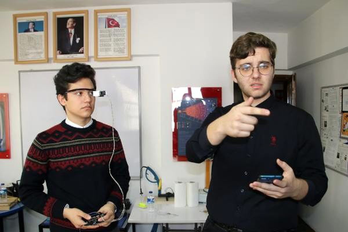 İşitme engelliler için gözlük yaptılar
