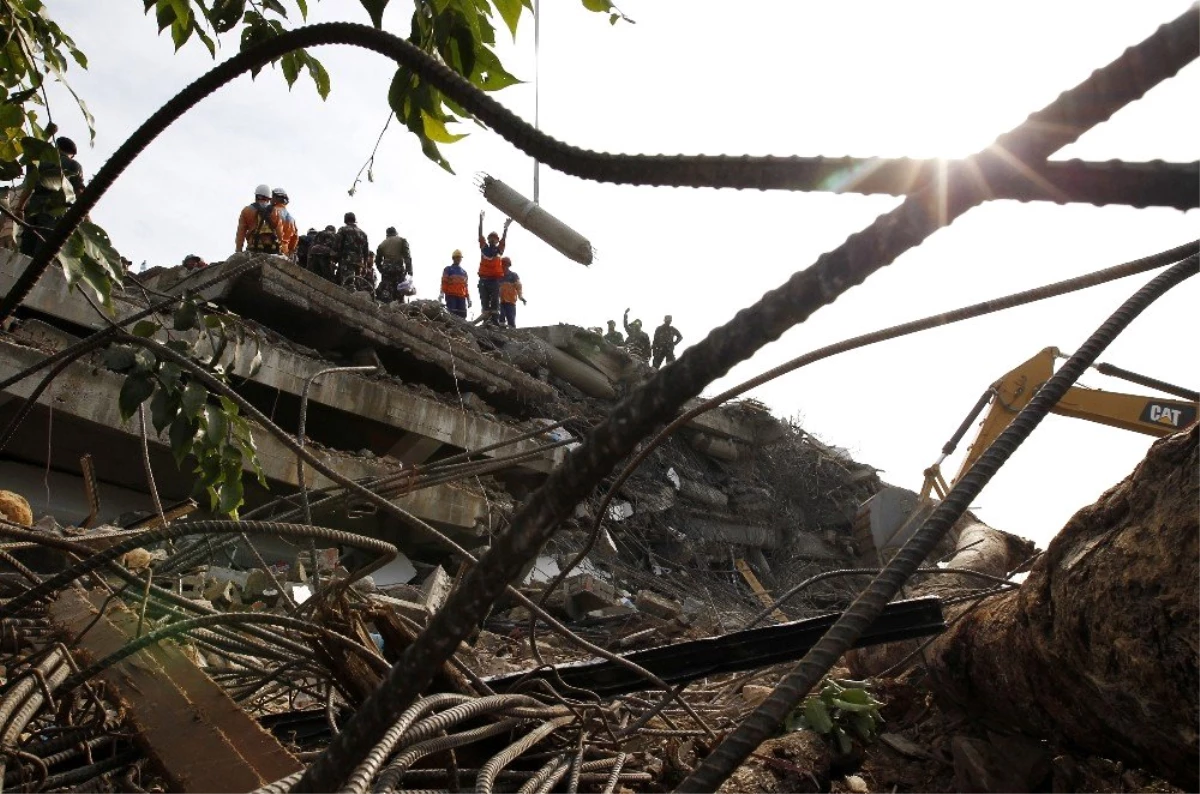 Kamboçya\'da bina çöktü: 10 ölü