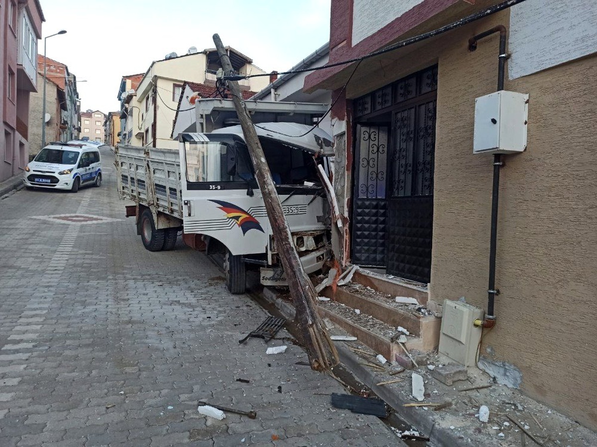 Kamyoneti çalıştırmak isterken kazaya neden oldu