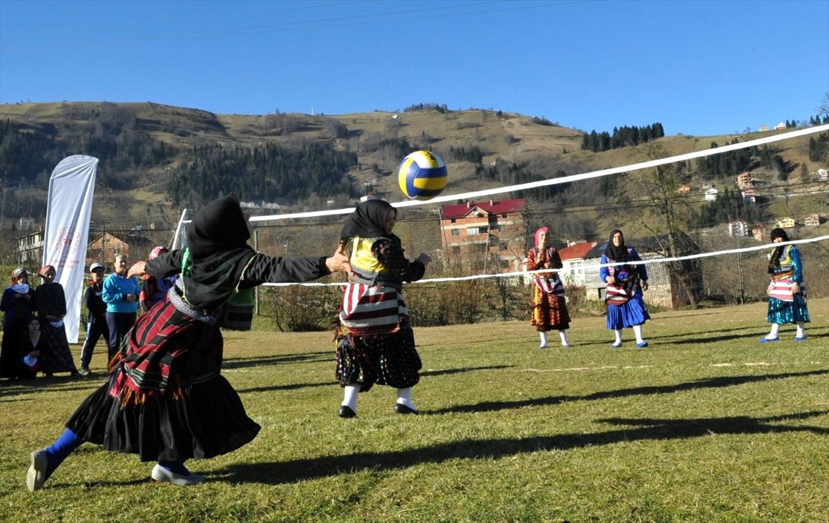 Karadenizli kadınlar yöresel kıyafetlerle voleybol turnuvasına katıldı