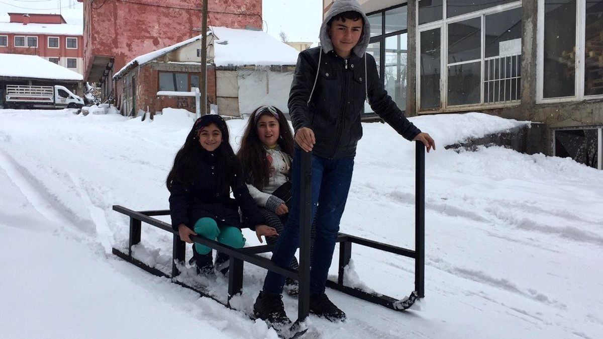 Karlıova\'da çocuklar, karda kızakla eğlendi