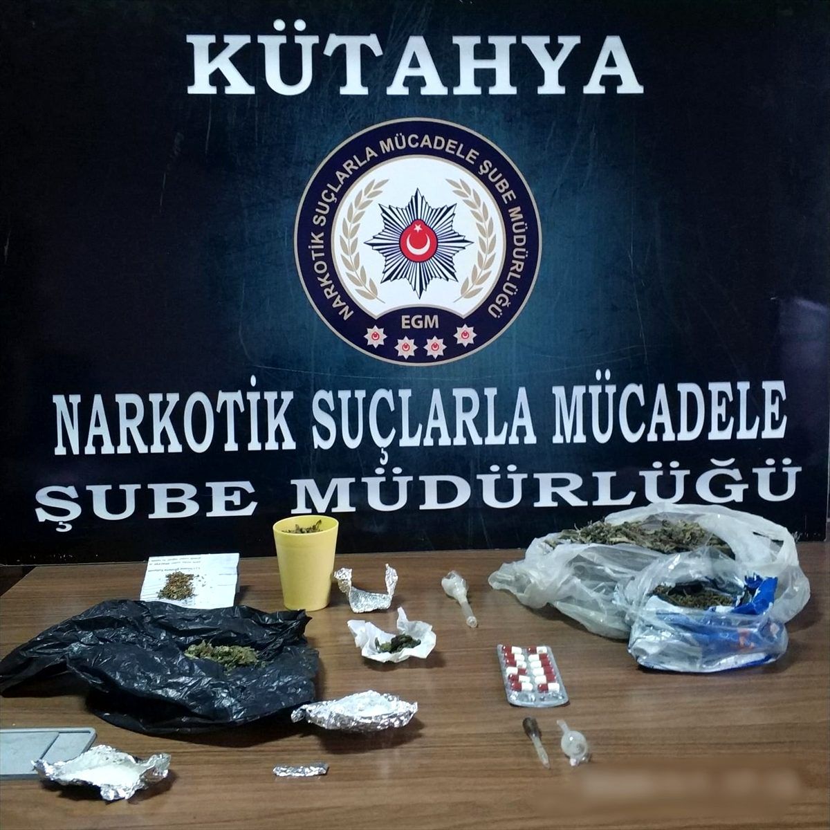 Kütahya\'da yakalanan 2 uyuşturucu şüphelisi tutuklandı