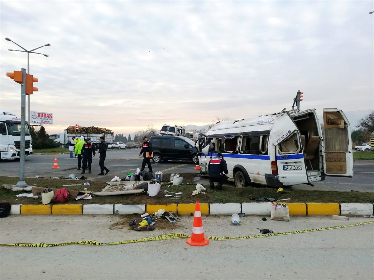 Manisa\'da işçi servisiyle hafif ticari araç çarpıştı: 1 ölü, 24 yaralı