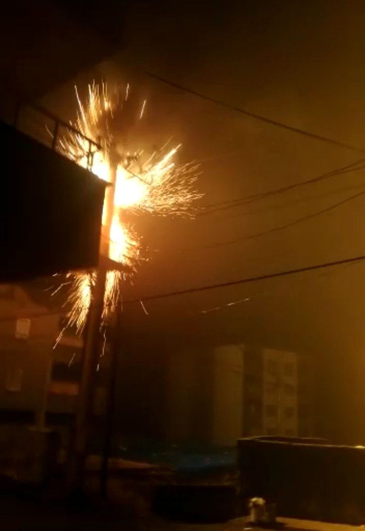 Mazıdağı\'nda elektrik trafosu bomba gibi patladı