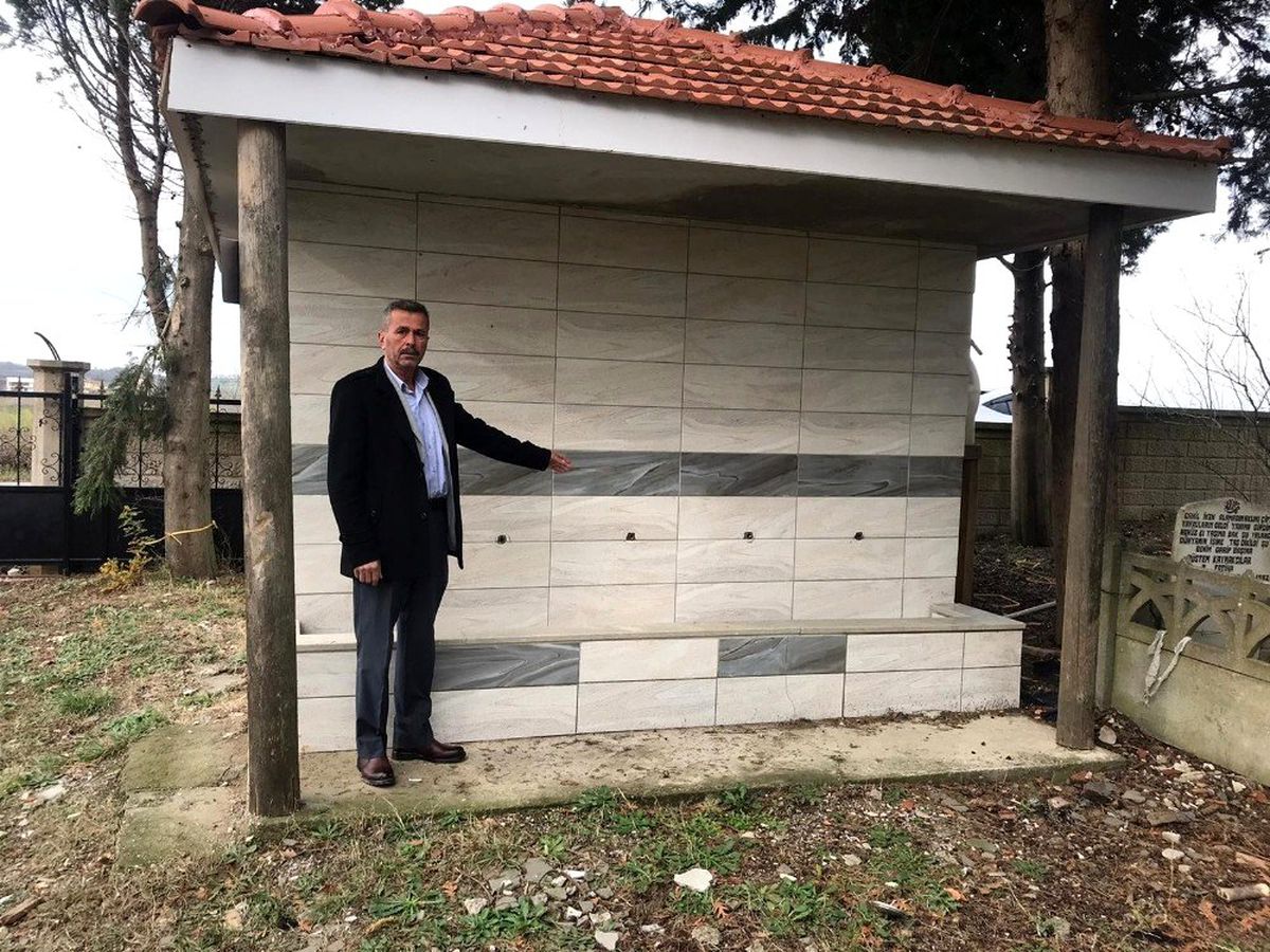 Mezarlık içindeki şadırvanın musluklarını çaldılar