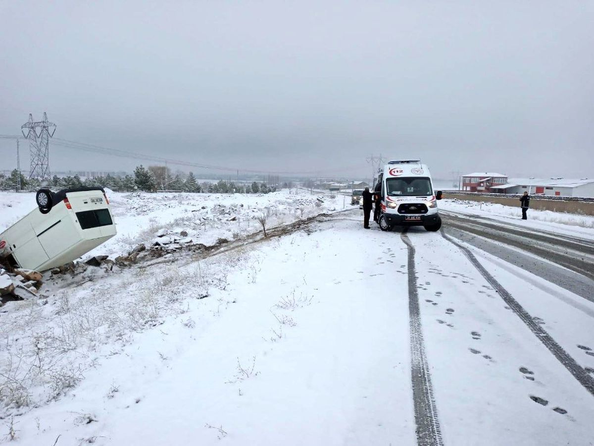 Minibüs şarampole devrildi: 2 yaralı