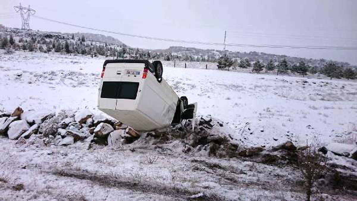 Minibüs şarampole yuvarlandı: 2 yaralı