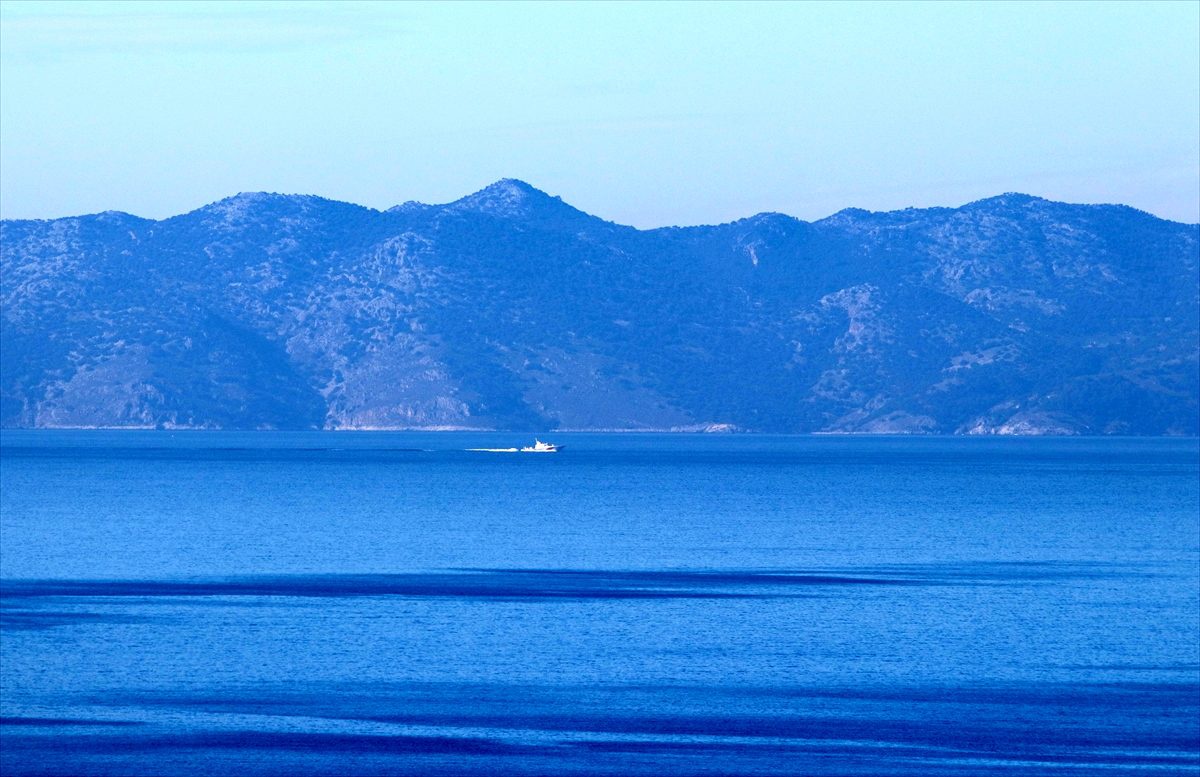 Muğla\'da düzensiz göçmenleri taşıyan lastik botun batması