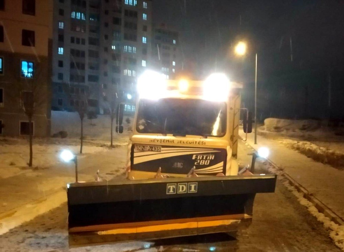 Nevşehir Belediyesi ekipleri tuzlama çalışmalarını aralıksız sürdürüyor